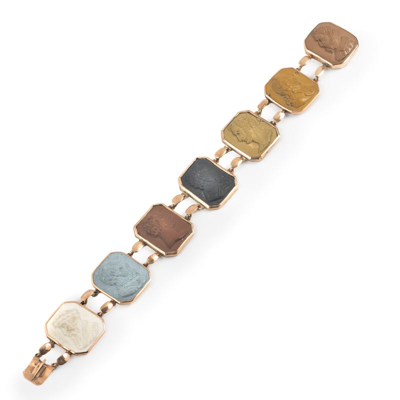 Bracciale in oro basso e cammei con profili maschili in lava e pietra dura