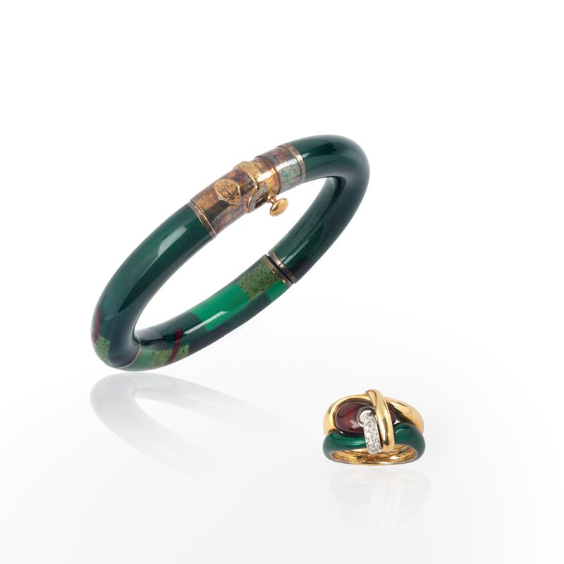 LA NOUVELLE BAGUE Bracciale rigido e anello in oro giallo 18 kt, diamanti e smalto verde e rosso