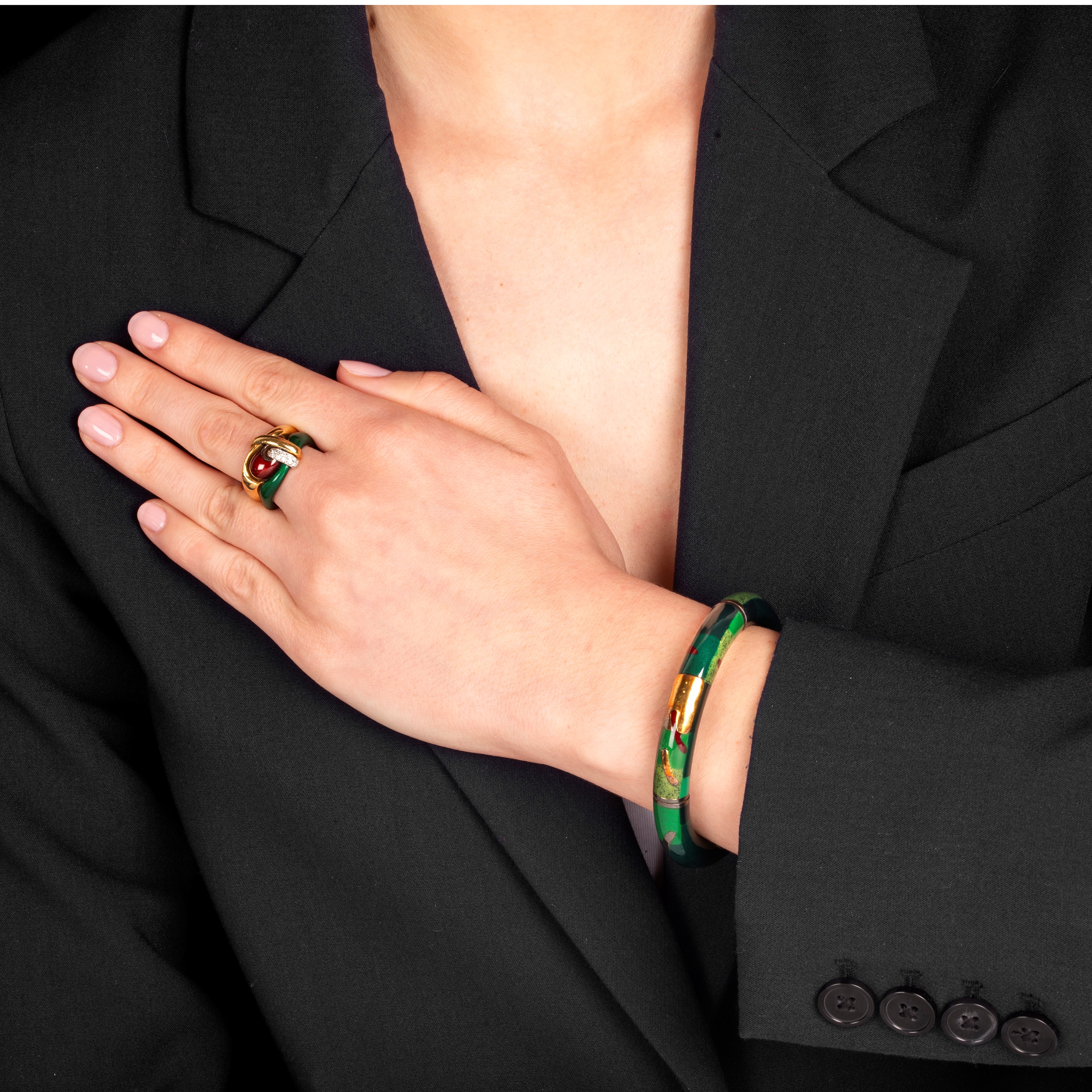 LA NOUVELLE BAGUE Bracciale rigido e anello in oro giallo 18 kt, diamanti e smalto verde e rosso