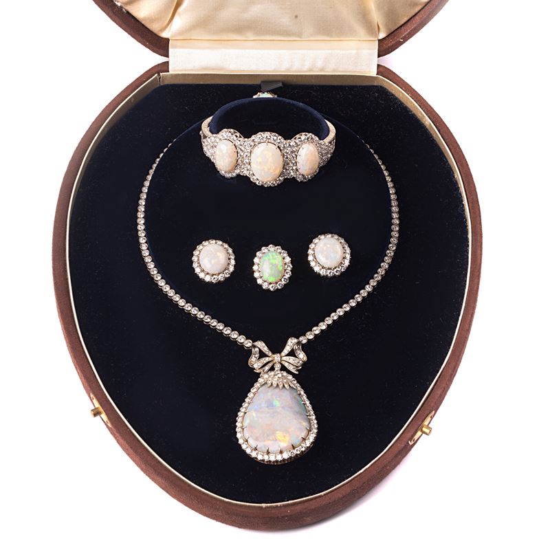 Importante parure composta da orecchini, collier, bracciale, anello in oro bianco, diamanti e opa...