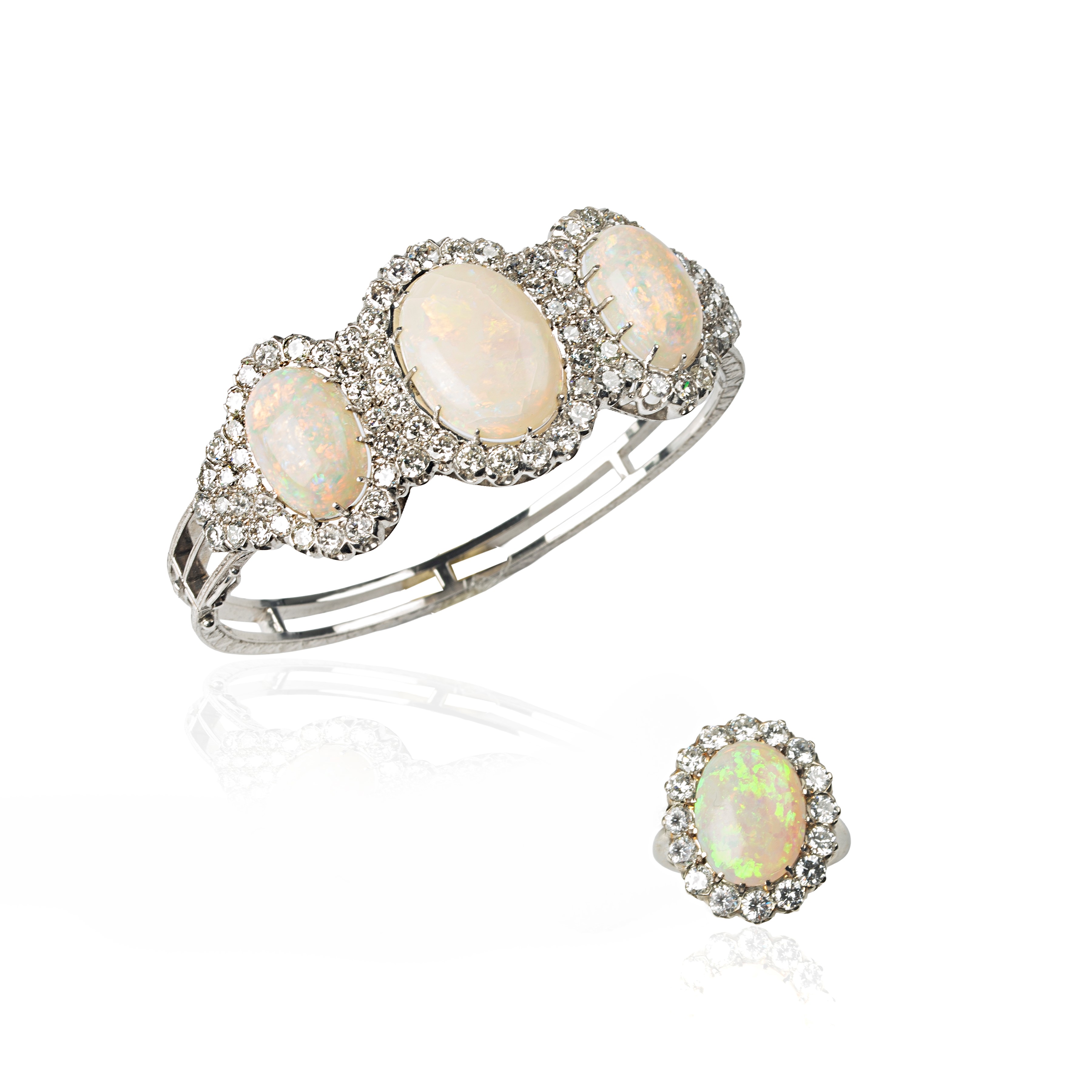 Importante parure composta da orecchini, collier, bracciale, anello in oro bianco, diamanti e opa...