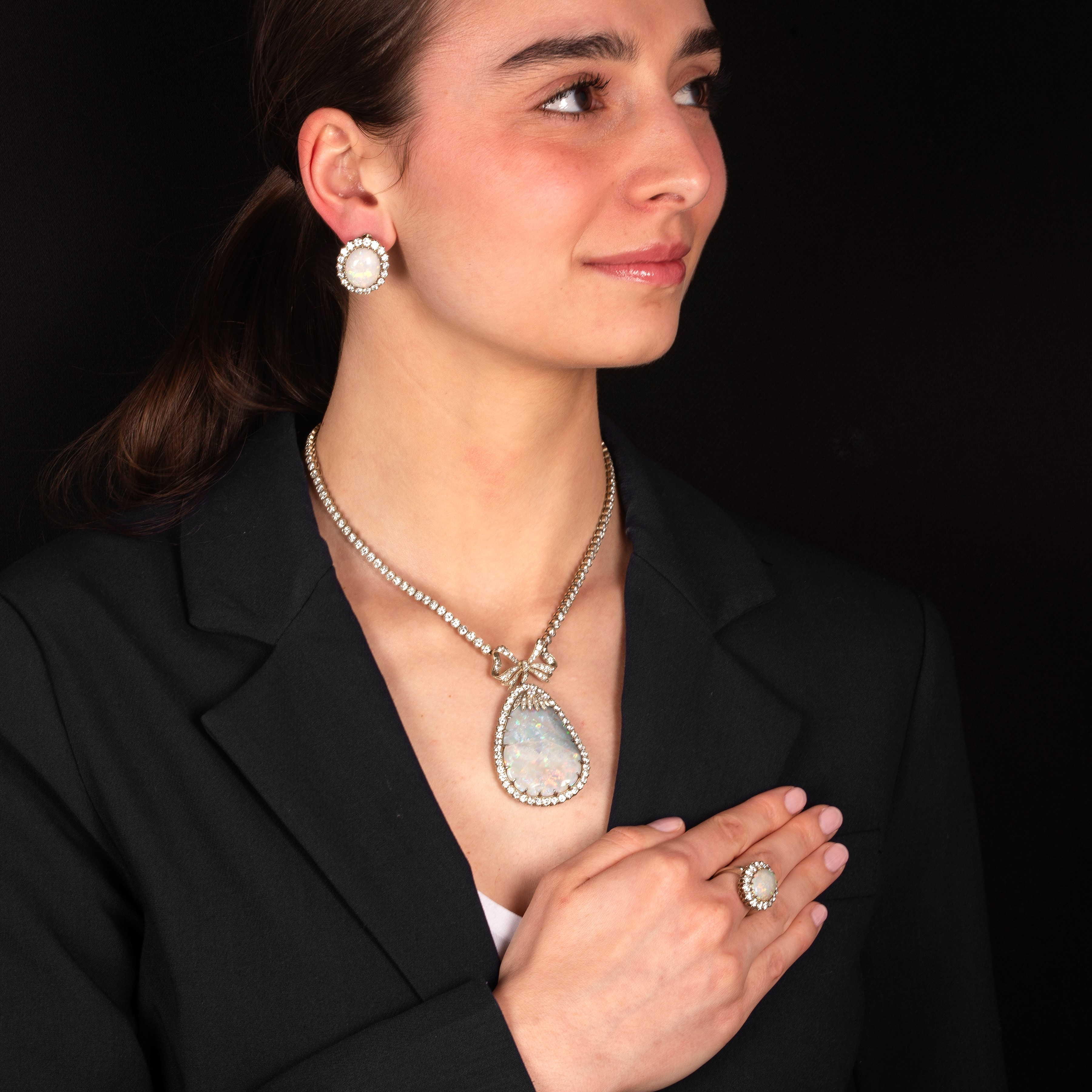 Importante parure composta da orecchini, collier, bracciale, anello in oro bianco, diamanti e opa...