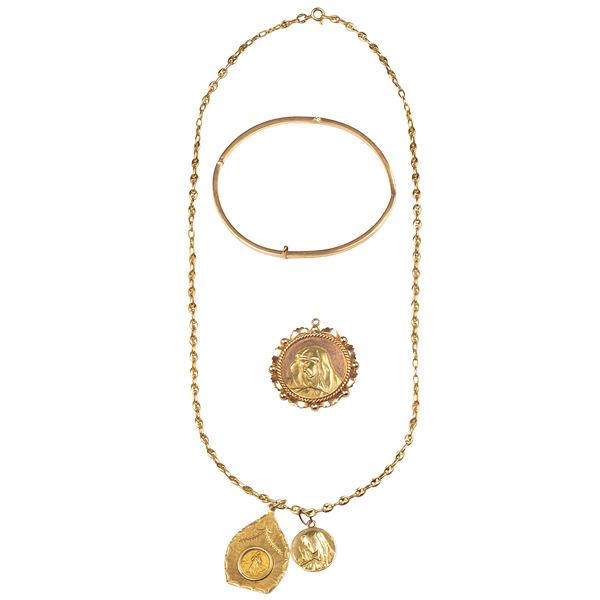 Catena a maglie e bracciale rigido e tre medagliette in oro 18 kt