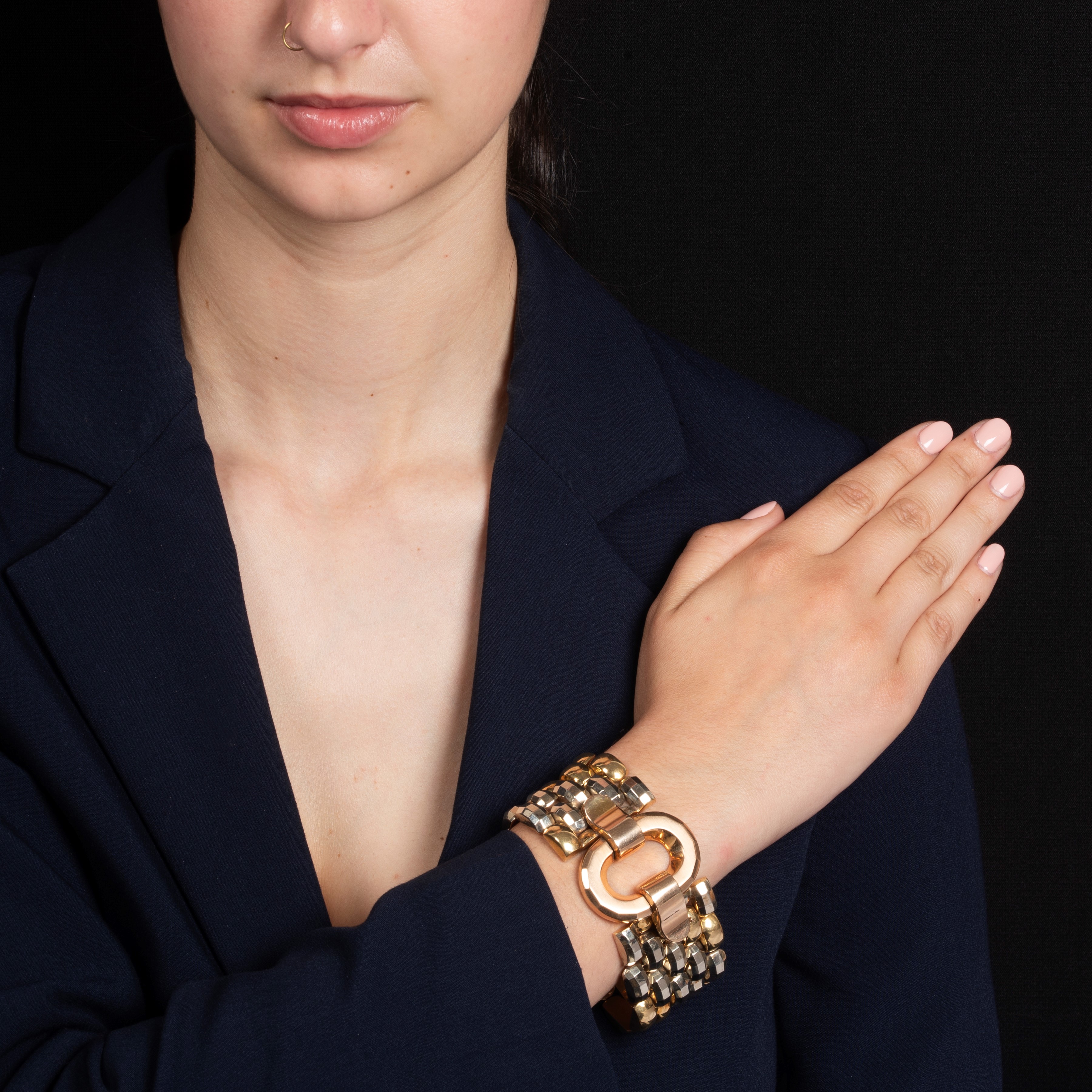 Bracciale a maglie bombate e sfaccettate, oro rosa, giallo e bianco 18 kt, anni Quaranta