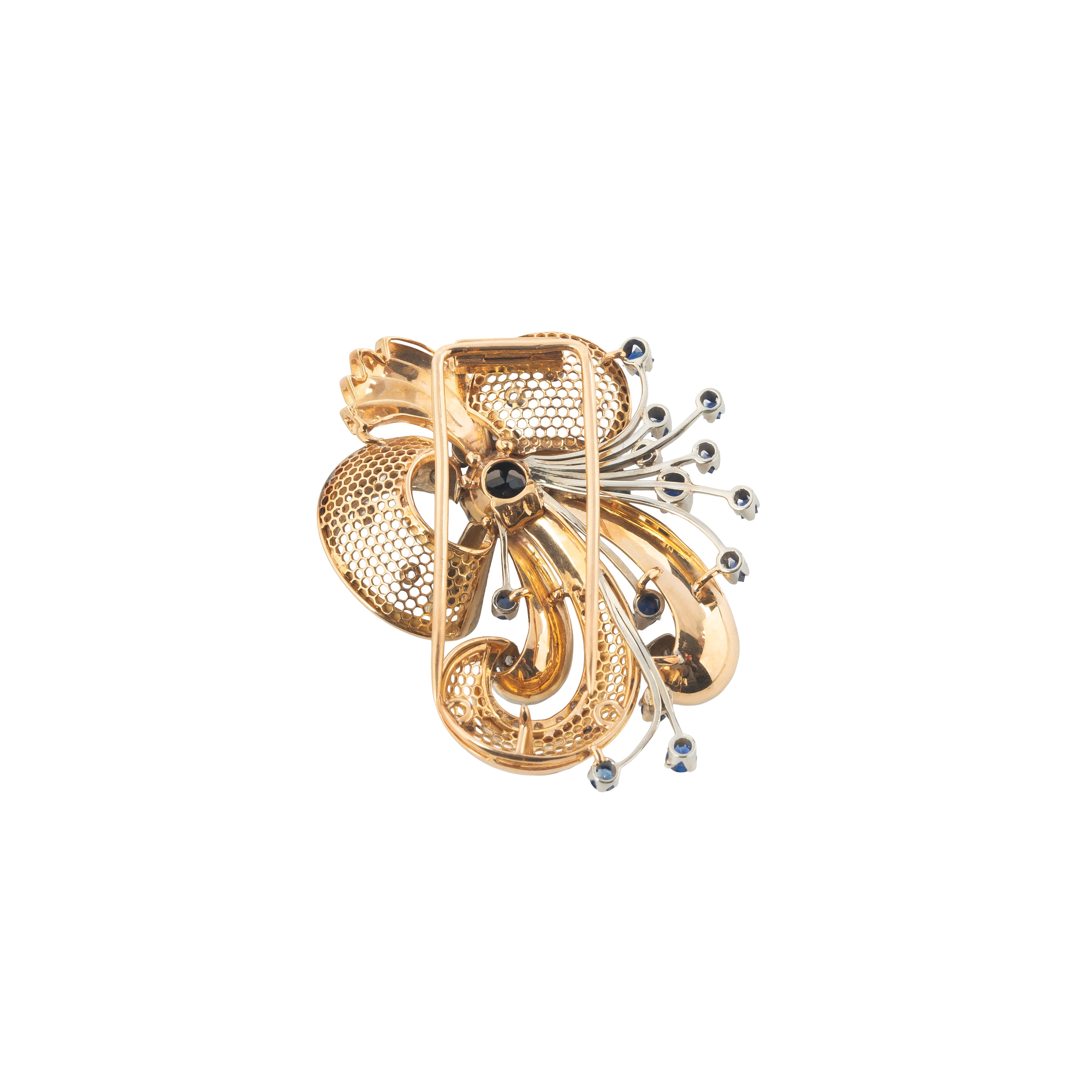 Clip grande in oro giallo e oro bianco 18 kt con diamanti e zaffiri, anni Cinquanta