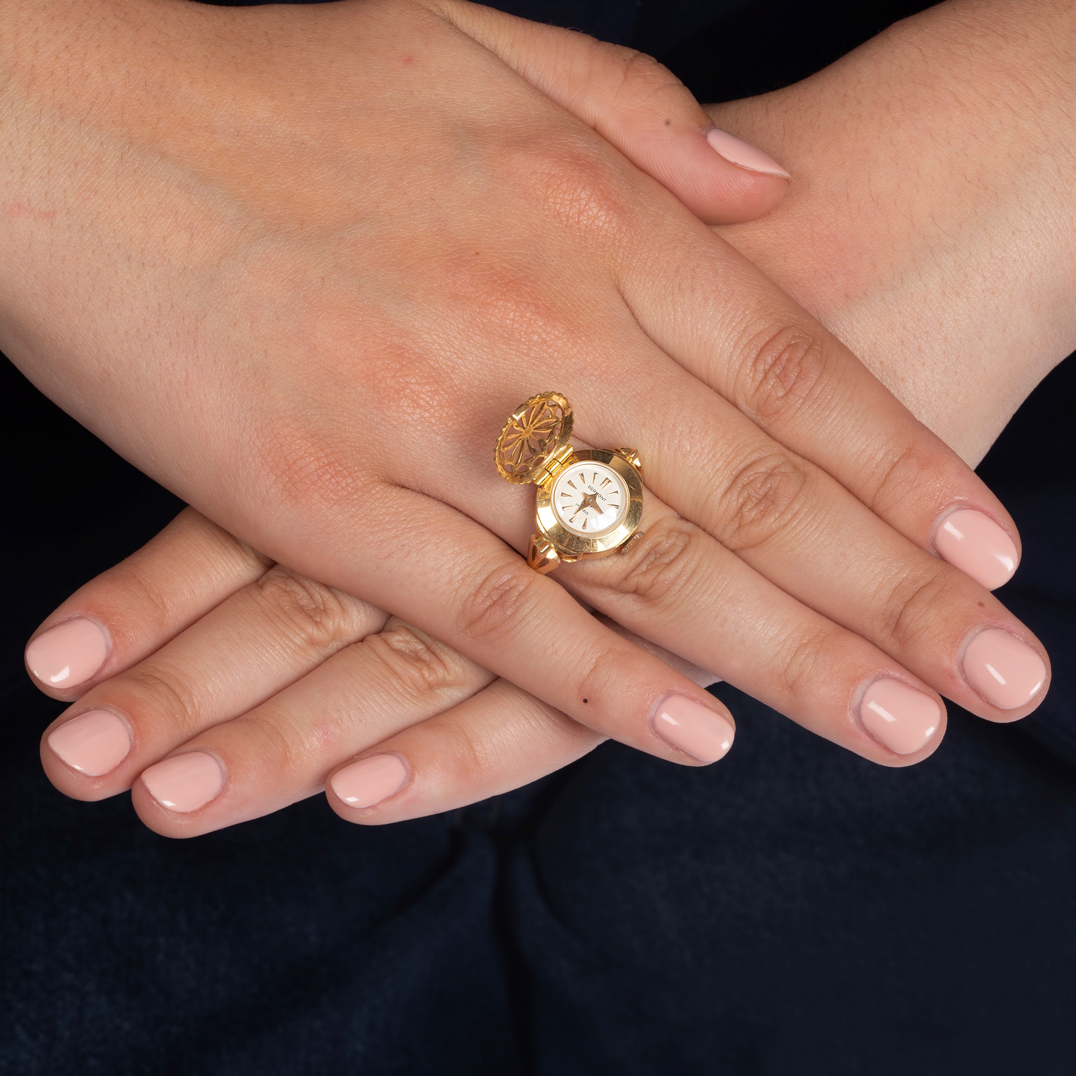 Orologio-anello in oro giallo 18 kt con quadrante firmato Bermont, anni Sessanta