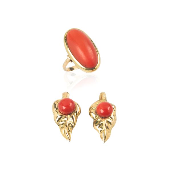 Pair of earrings and ring in 18 kt yellow gold and red coral