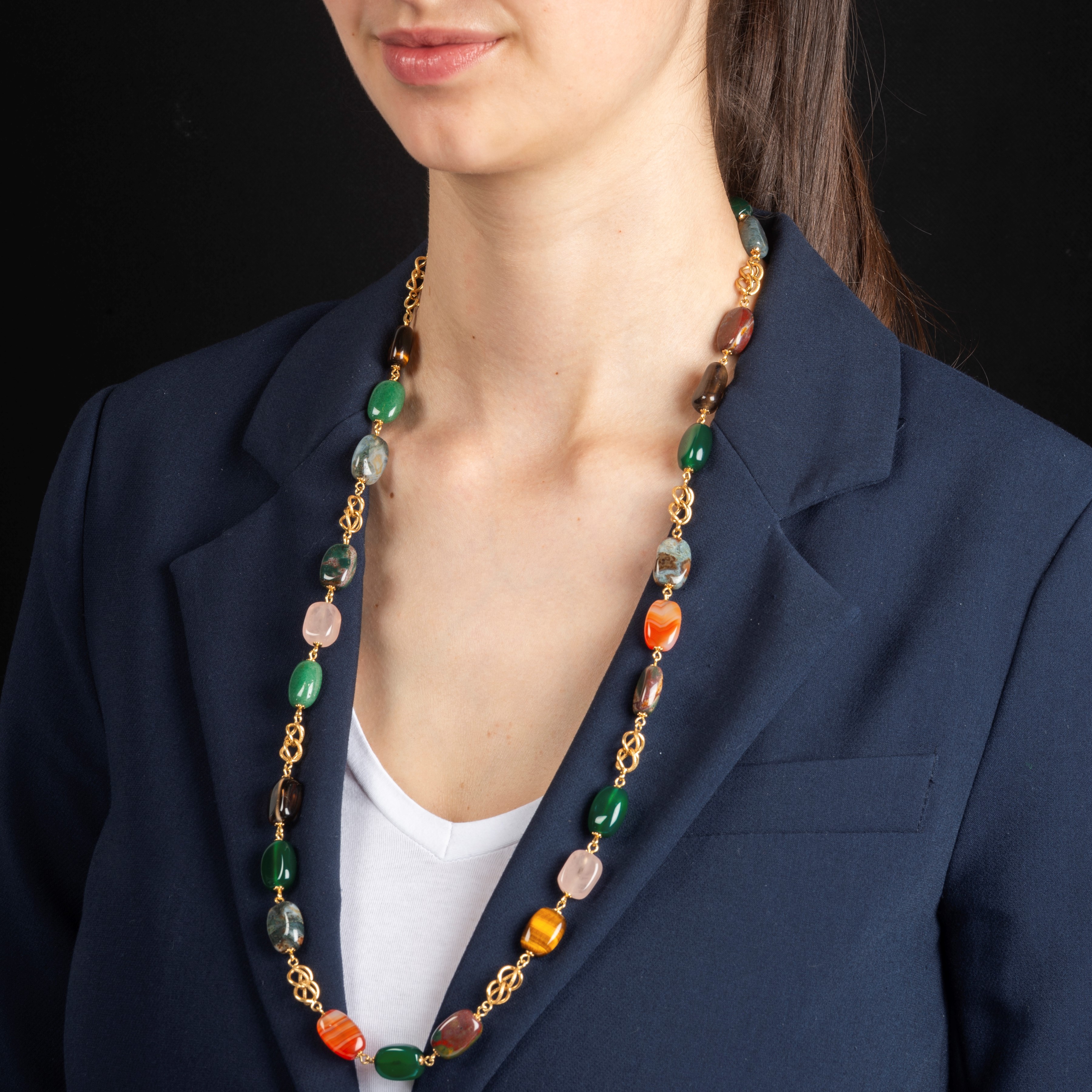 Lunga collana, oro giallo 18 kt e pietre dure policrome, anni Sessanta