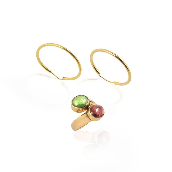 Orecchini a cerhio in oro giallo 18 kt e anello contrariè in oro 18 kt e tormalina verde e rosa