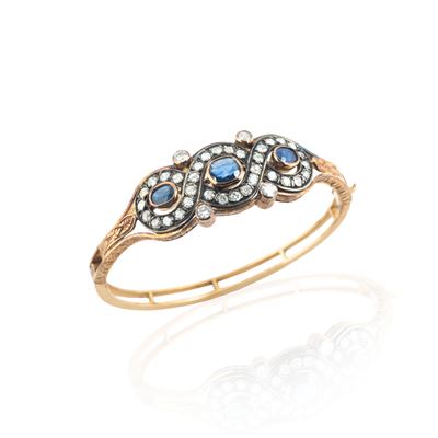 Bracciale rigido in oro giallo 18 kt, argento, con diamanti e zaffiri (prima metà XX secolo)