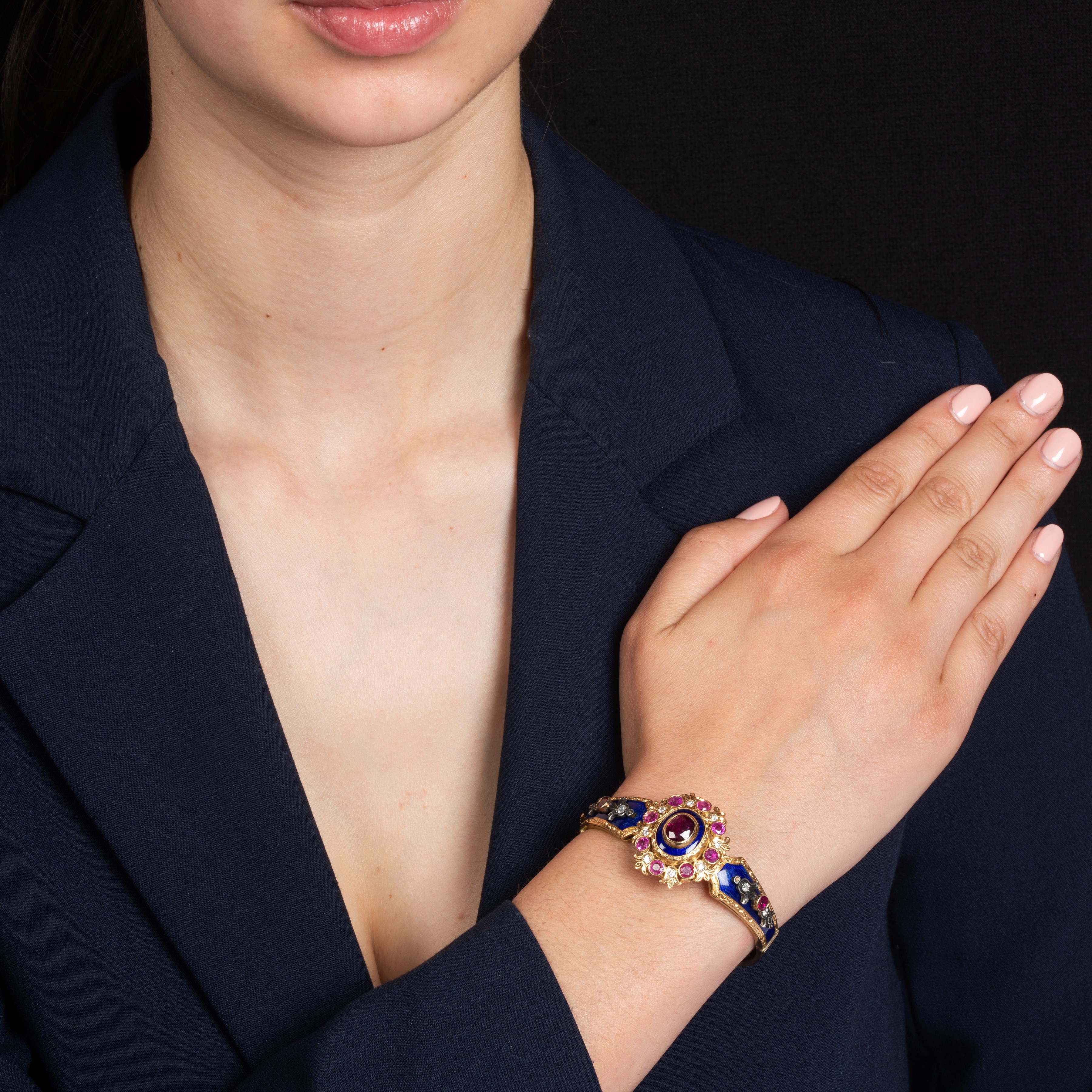 Bracciale rigido in oro giallo 18 kt con smerlatura a smalto blu, diamanti e rubini