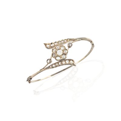 Bracciale rigido in oro 9kt con motivi floreali e diamanti, inizio XX secolo