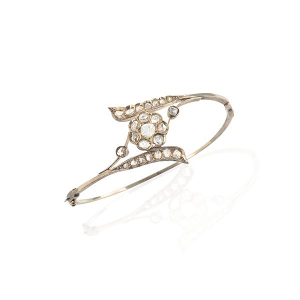 Floral-inspired rigid bracelet in 9kt gold and diamonds