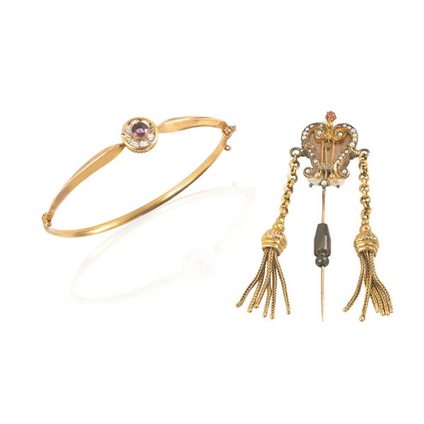 Brooch in low gold, pearls and micropearls and bracelet in 9 kt yellow gold and stones