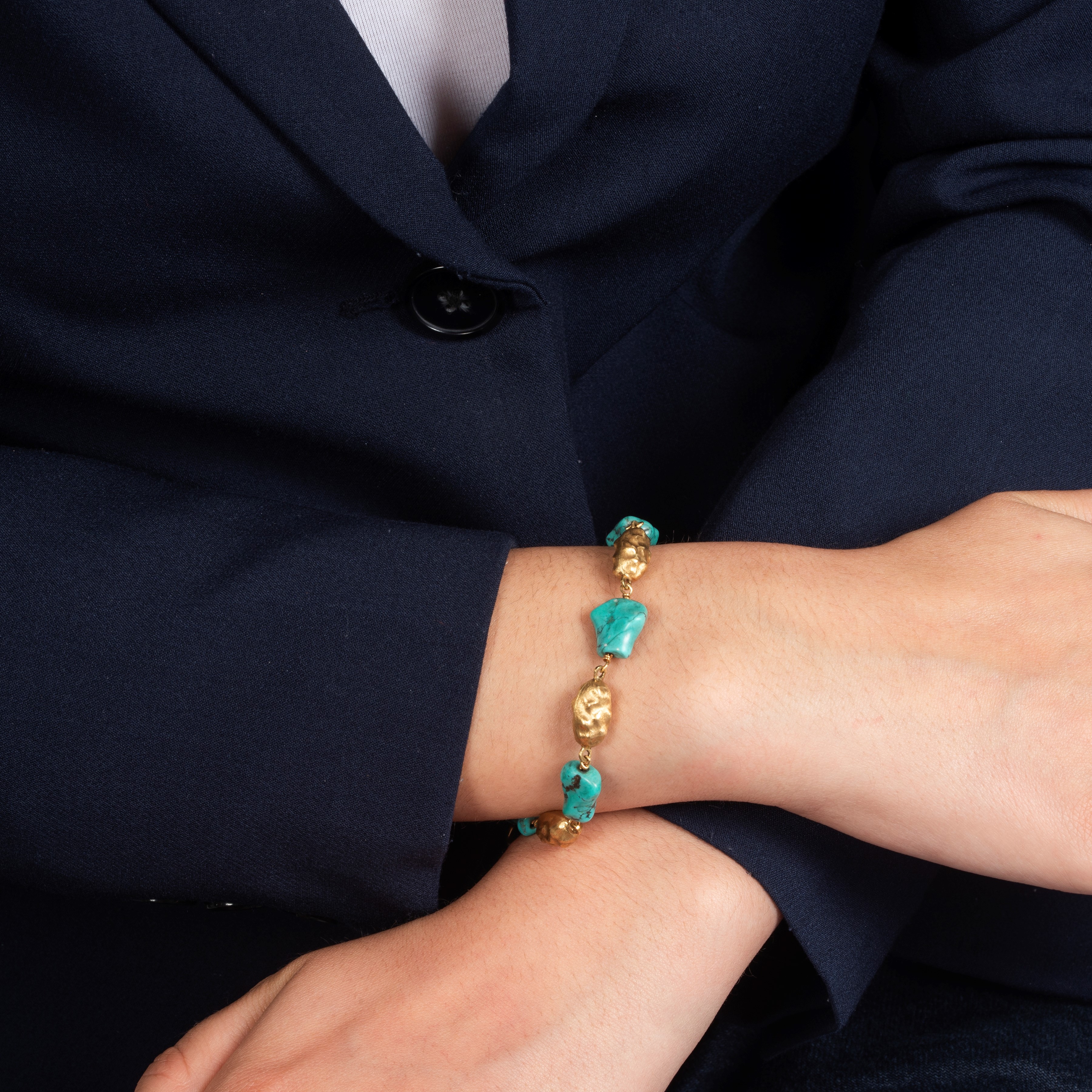Bracciale a maglie in oro giallo 18 kt con pepite e turchese, anni Sessanta