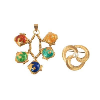 Oro giallo 18 kt, grande pendente con motivo a pesci in smalti e spilla floreale con perla, anni ...