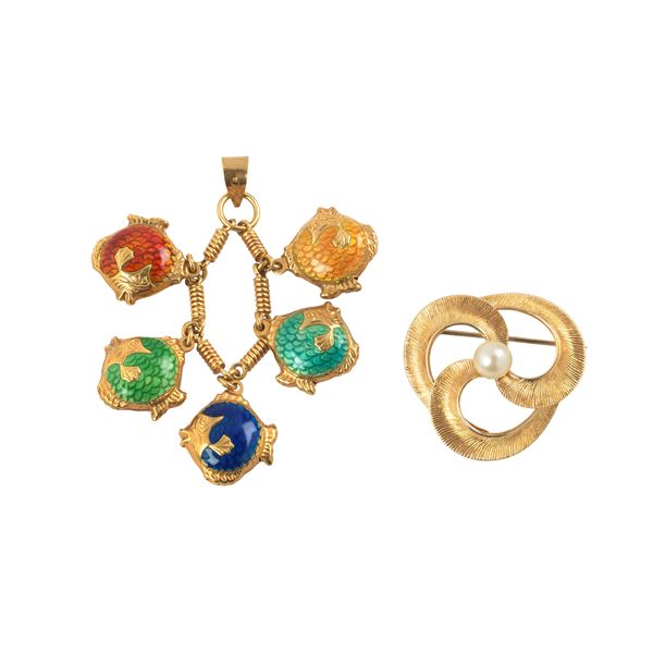 Grande pendente Pesci in oro giallo 18 kt e smalti e spilla floreale in oro giallo 18 kt e perla