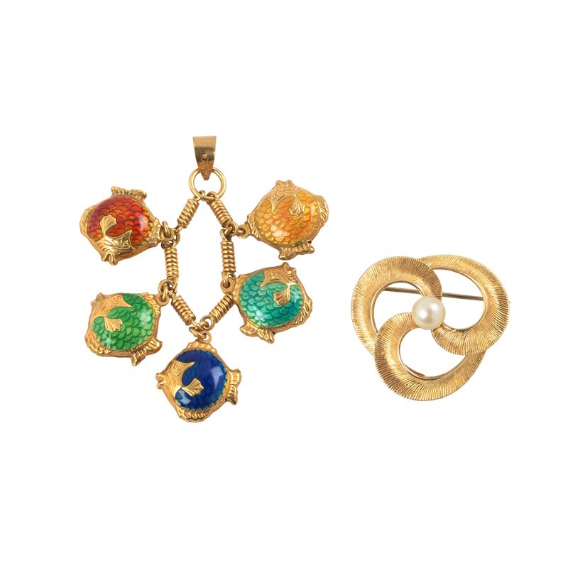 Oro giallo 18 kt, grande pendente con motivo a pesci in smalti e spilla floreale con perla, anni ...