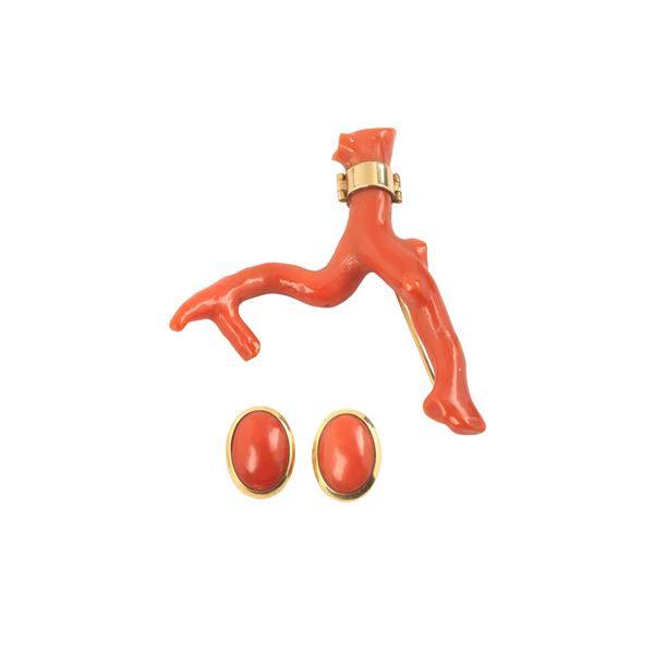 Pair of oval earrings in coral and 18 kt yellow gold and large brooch in coral and 18 kt gold
