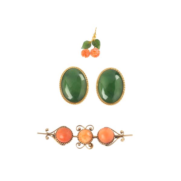 Large 18 kt yellow gold and jadeite earrings, 18 kt gold and coral brooch and en suite pendant