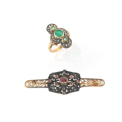 Spilla e anello, oro 18 kt, argento, diamanti e rubini (spilla) con diamanti ed esmeraldi (anello...
