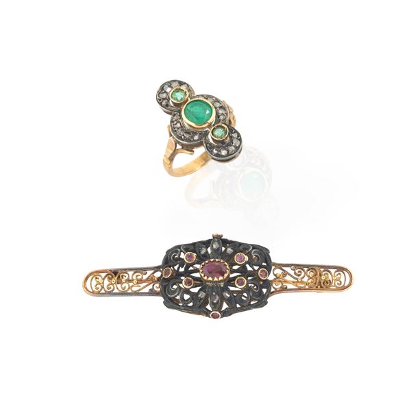 Brooch in 18kt gold, silver, diamonds and rubies and ring in 18kt gold, silver, diamonds and emeralds