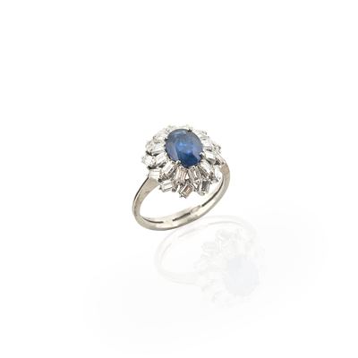 Anello a margherita in oro bianco 18 kt con diamanti baguette e zaffiro ovale, anni Sessanta