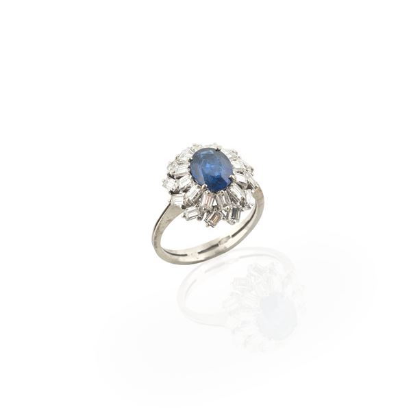 Daisy ring in 18 kt white gold, diamonds and sapphire