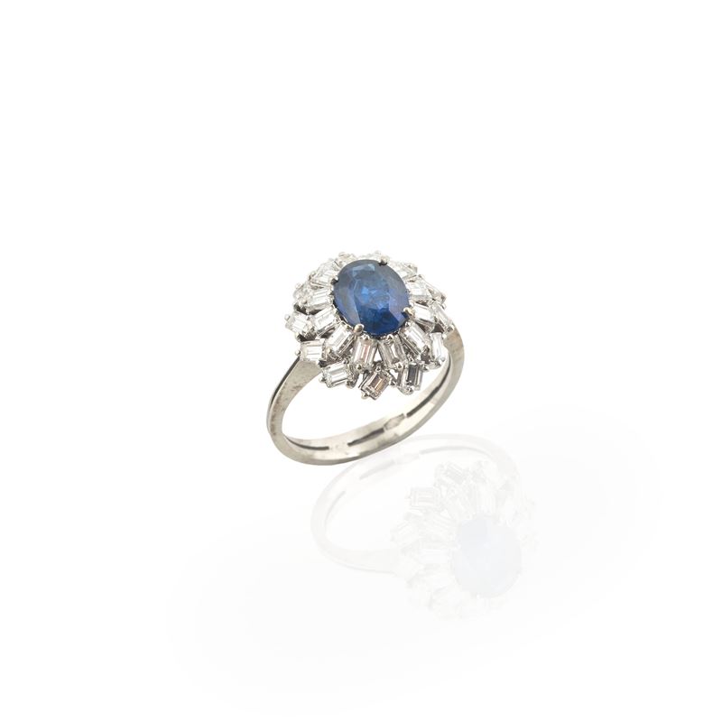 Anello a margherita in oro bianco 18 kt con diamanti baguette e zaffiro ovale, anni Sessanta