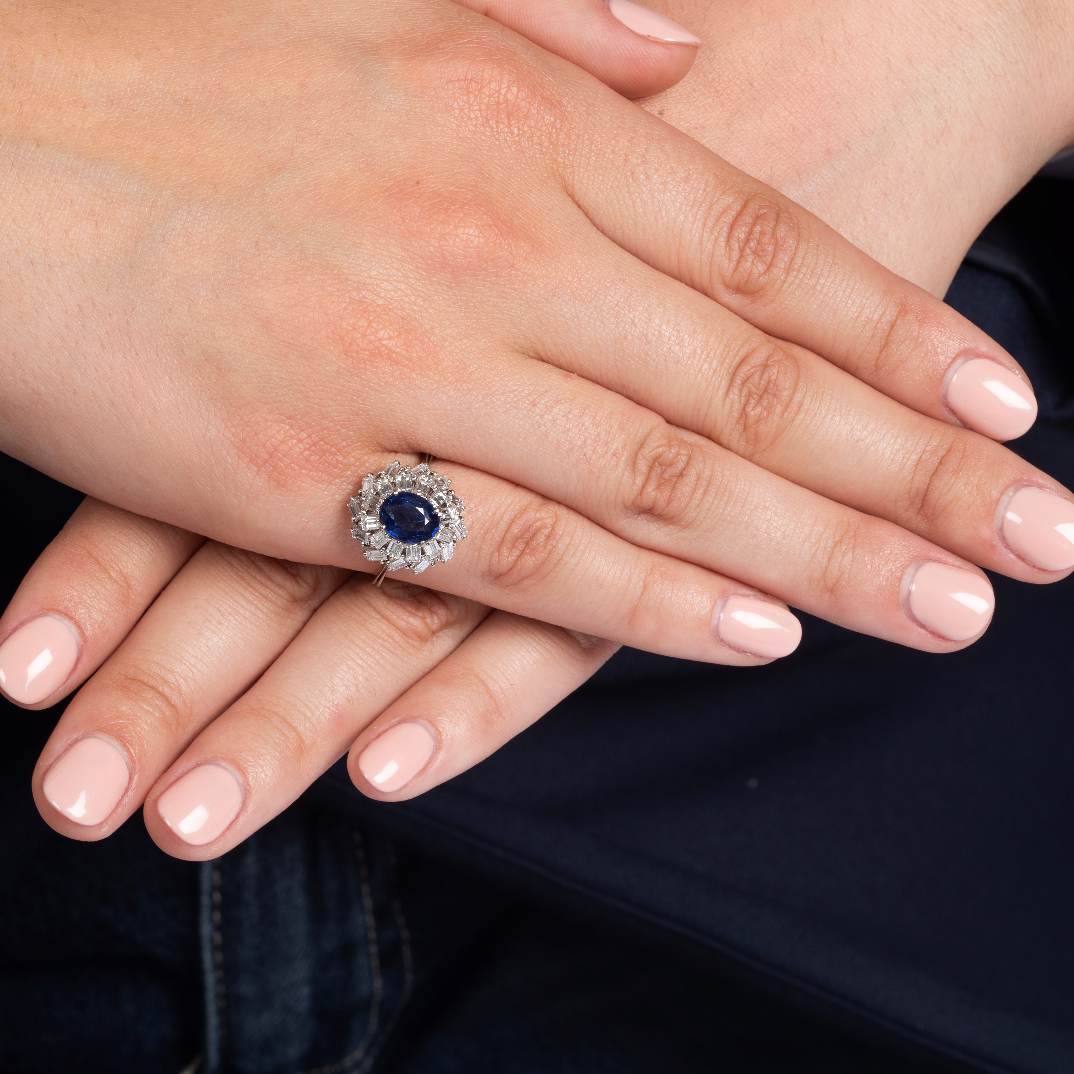 Anello a margherita in oro bianco 18 kt con diamanti baguette e zaffiro ovale, anni Sessanta