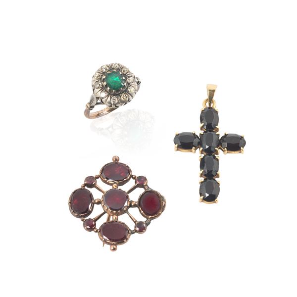 Brooch in 9kt gold and garnets, cross in 18kt gold and daisy ring in 18kt gold, emerald silver