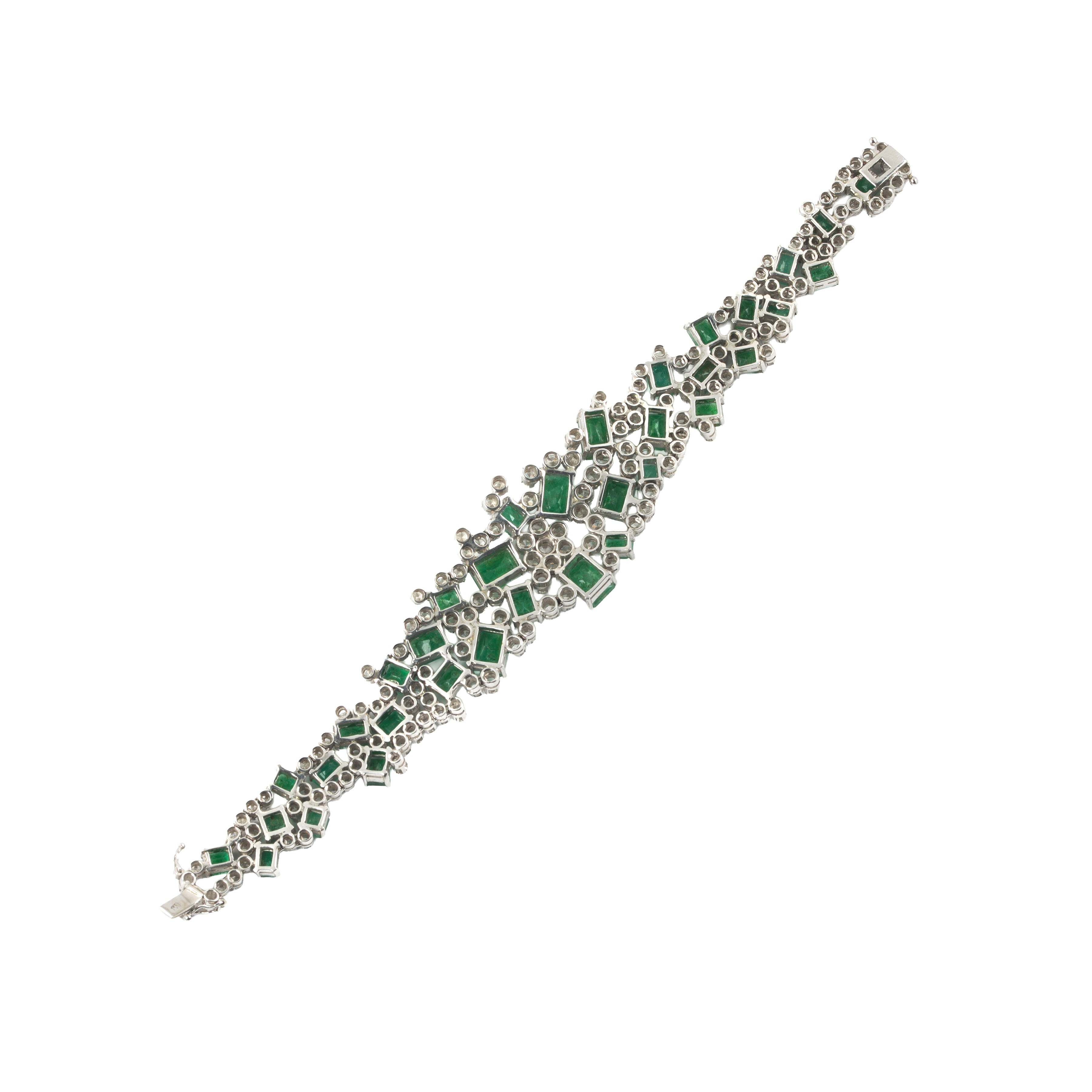 Bracciale in oro bianco 18 kt con diamanti e smeraldi, anni Sessanta