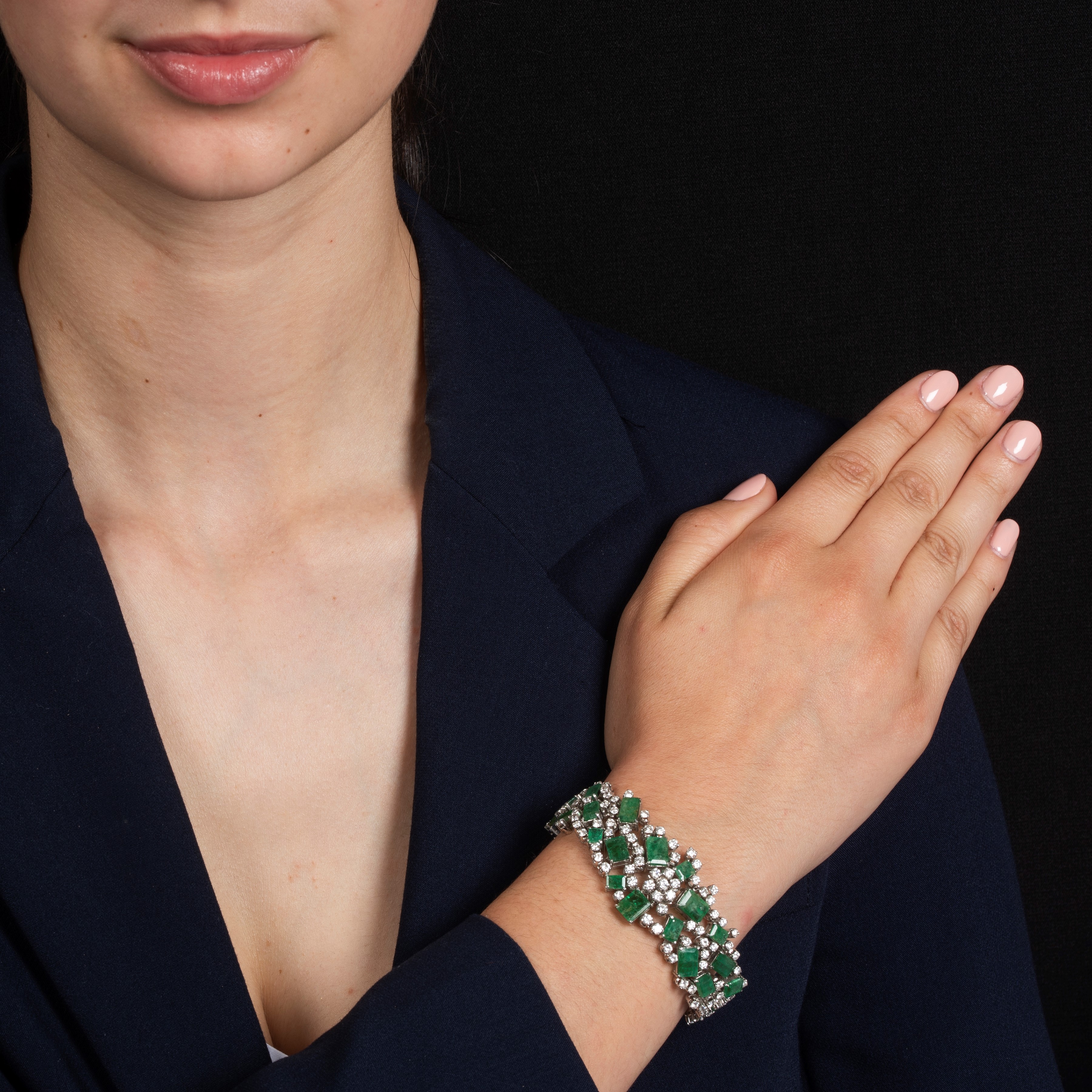 Bracciale in oro bianco 18 kt con diamanti e smeraldi, anni Sessanta