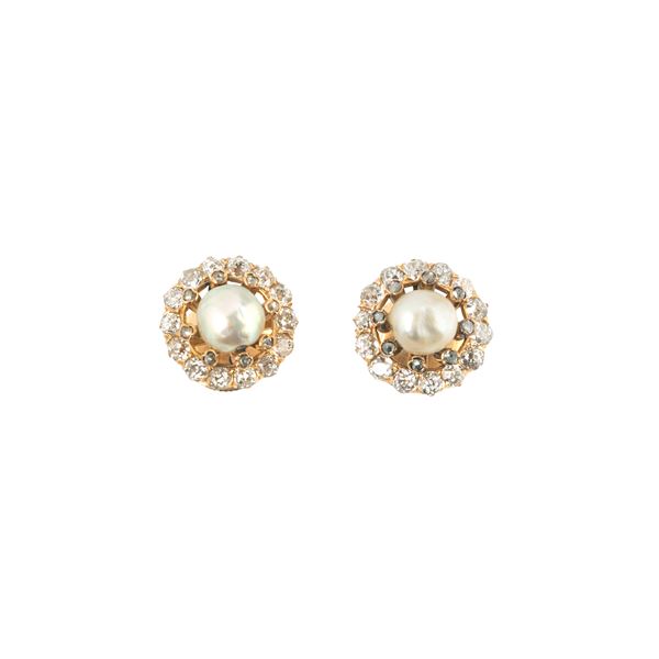 Pair of daisy earrings in 18 kt yellow gold, diamonds and pearl