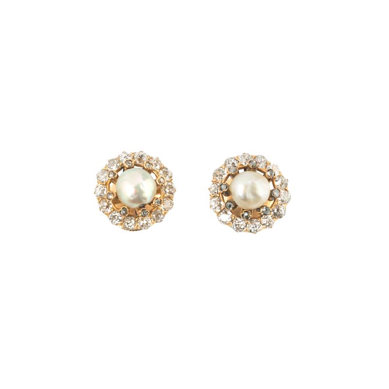 Paio di orecchini a margherita, oro giallo 18 kt, diamanti e perla