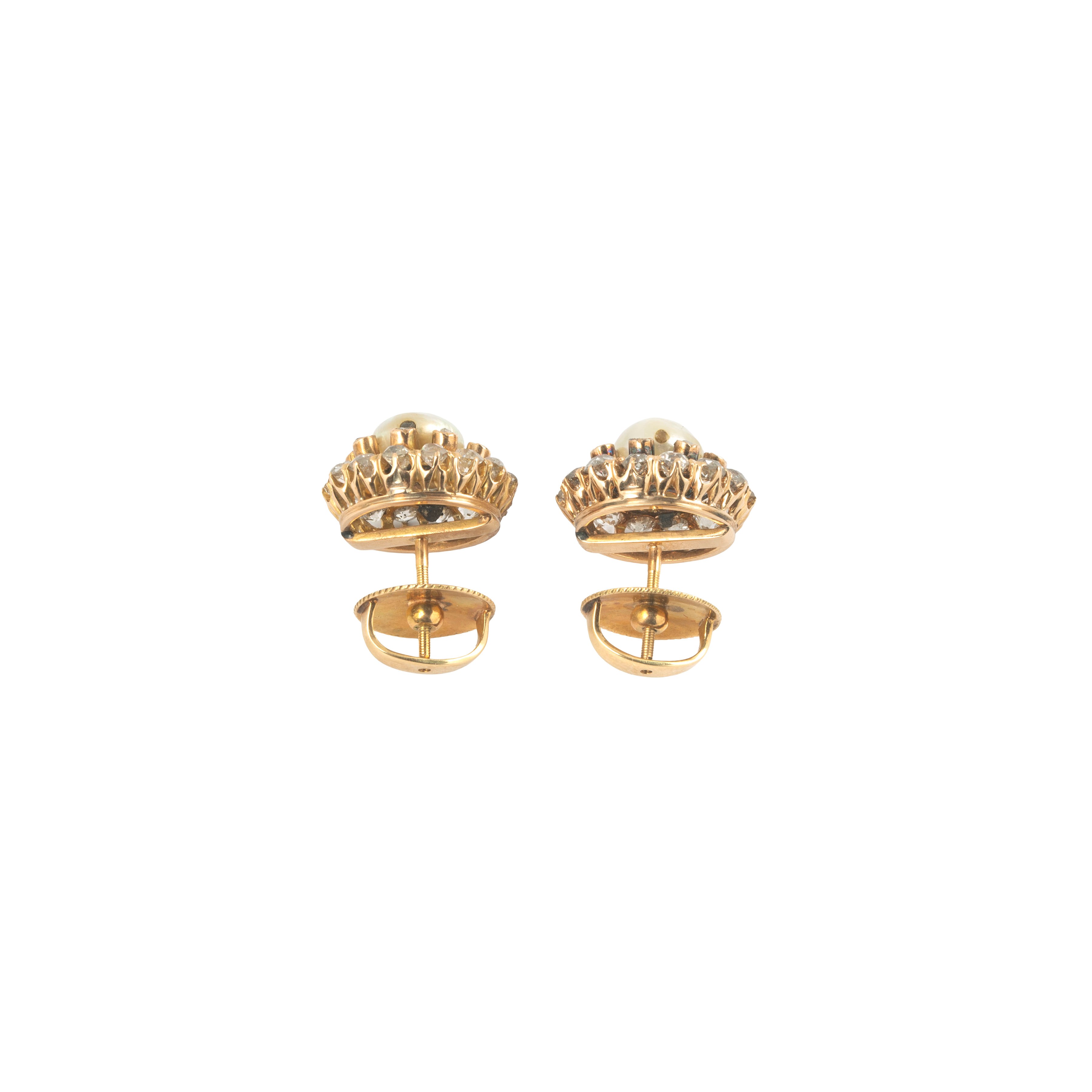 Paio di orecchini a margherita, oro giallo 18 kt, diamanti e perla