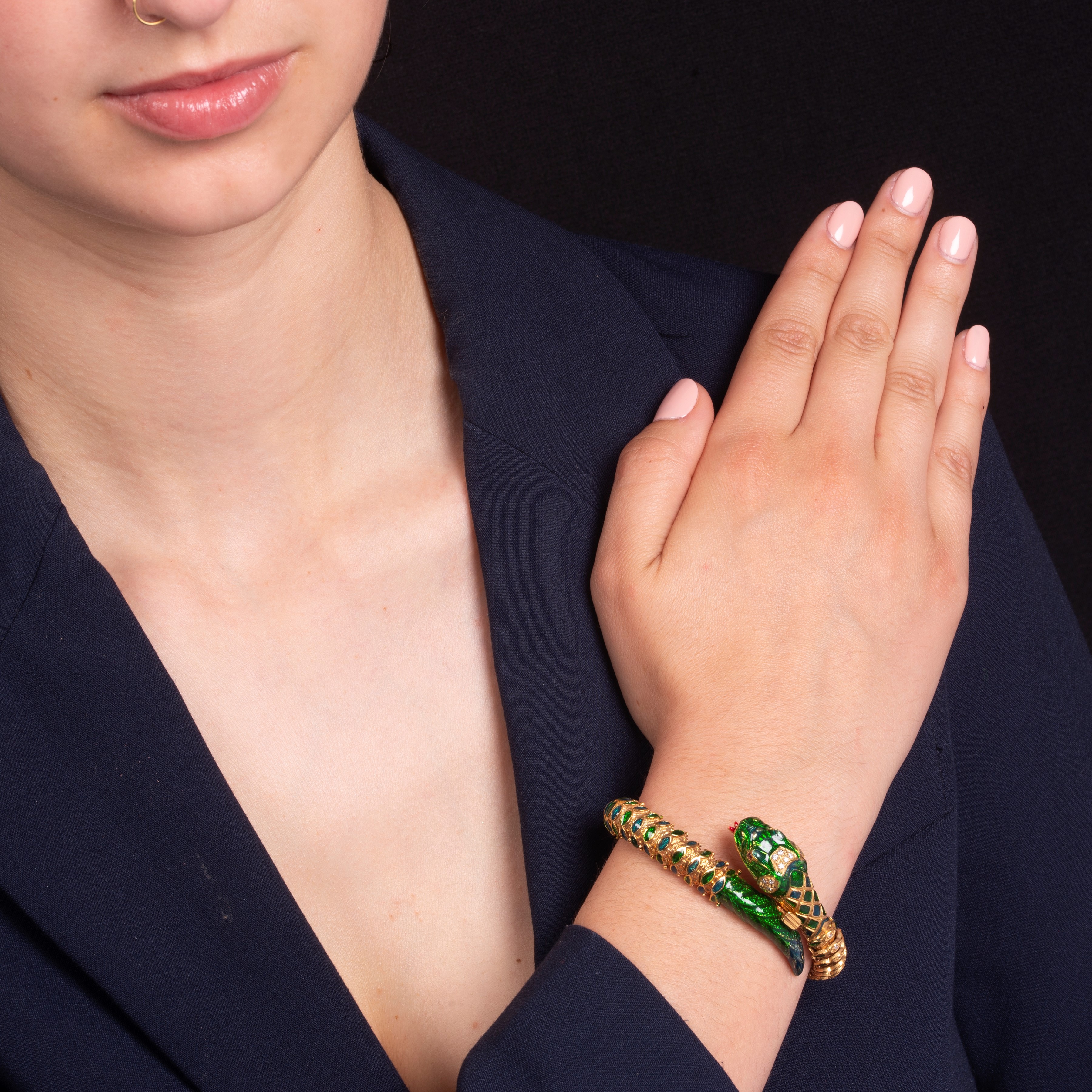 Bracciale snodabile a serpente in oro 14 kt con diamanti, rubini e smalto verde