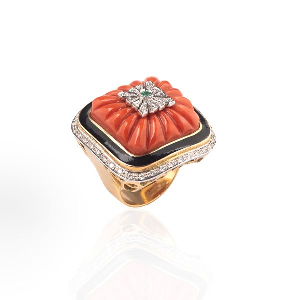 Large ring in 18 kt yellow gold, black enamel, coral, diamonds and emerald