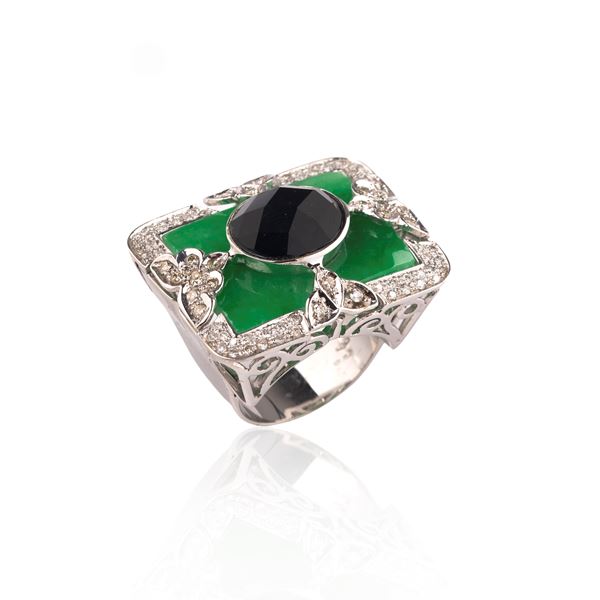 Large ring in 18 kt white gold, jade, diamonds and onyx