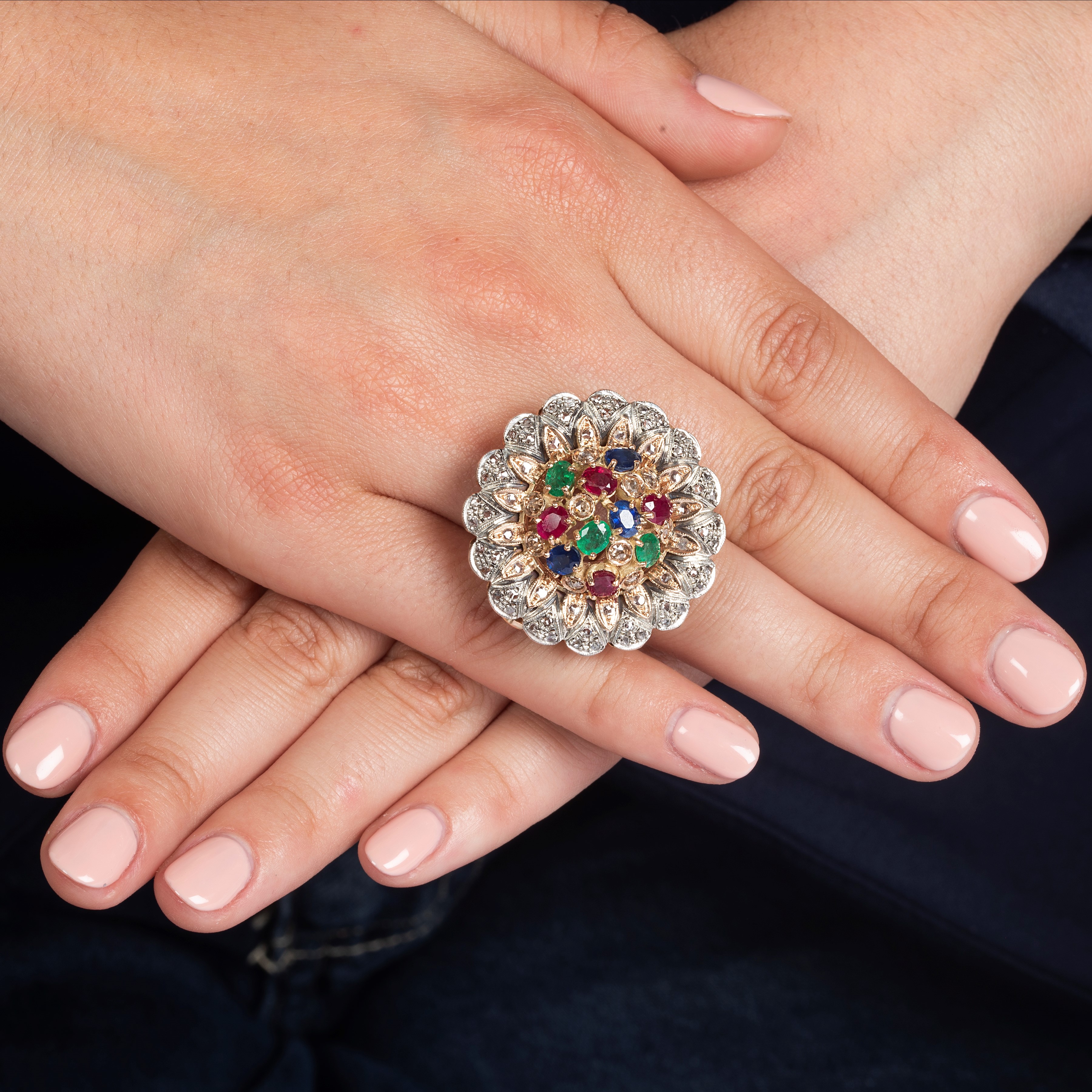 Anello grande in oro 9 kt con diamanti, zaffiri, rubini ed smeraldi