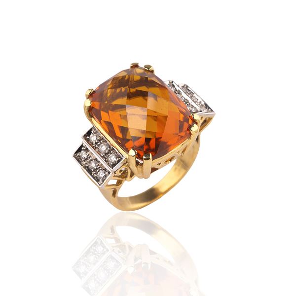 Grande anello in oro giallo, bianco 18 kt, diamanti e quarzo arancione