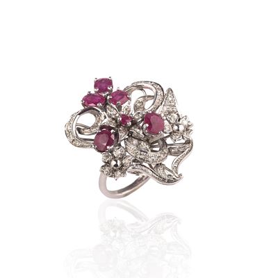 Oreficeria del XX secolo, Grande anello floreale in oro bianco 18 kt con diamanti e rubini