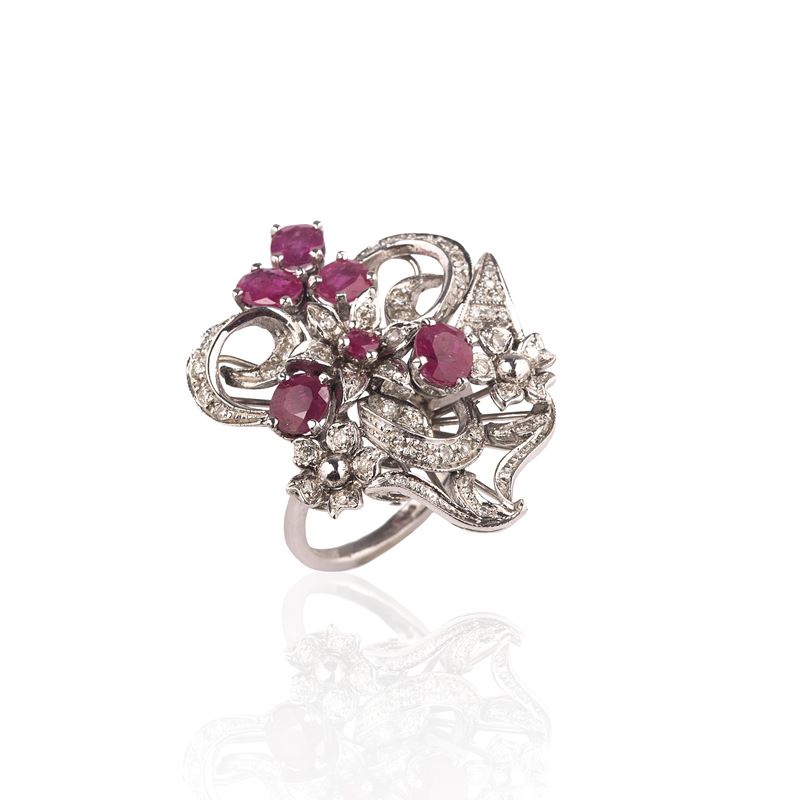 Oreficeria del XX secolo, Grande anello floreale in oro bianco 18 kt con diamanti e rubini