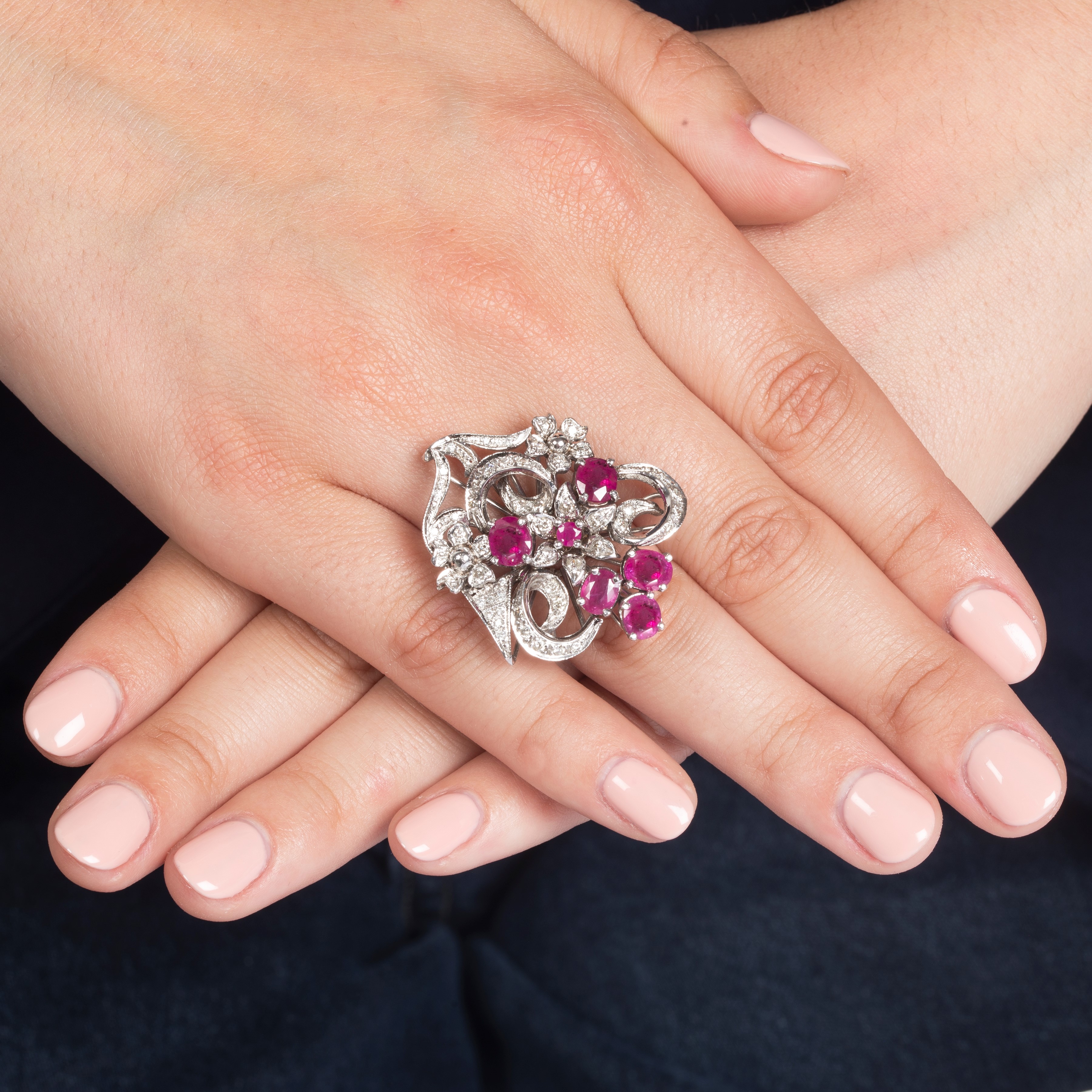 Oreficeria del XX secolo, Grande anello floreale in oro bianco 18 kt con diamanti e rubini