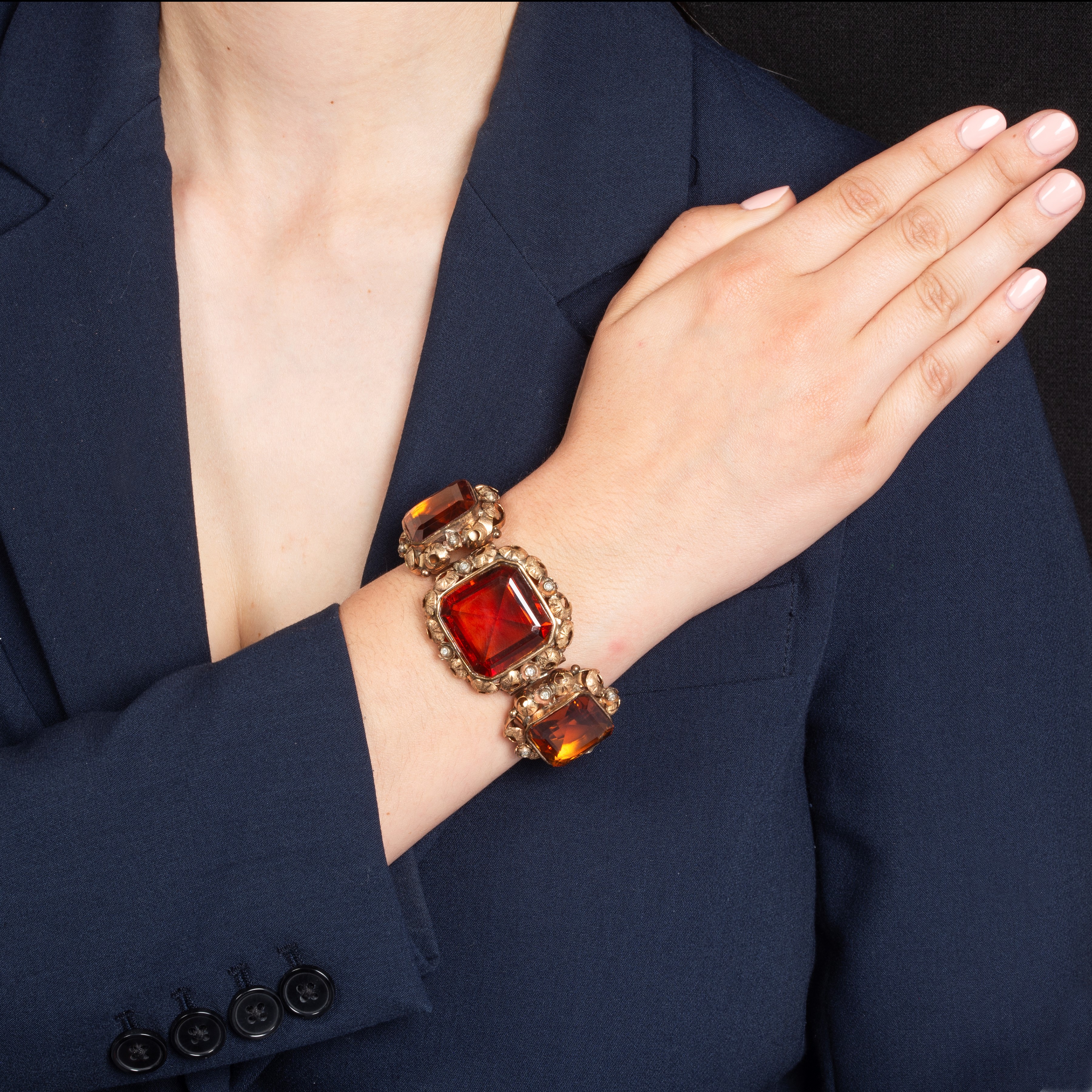 Bracciale in oro rosa 9 kt con grandi quarzi arancioni, prima metà del XX secolo