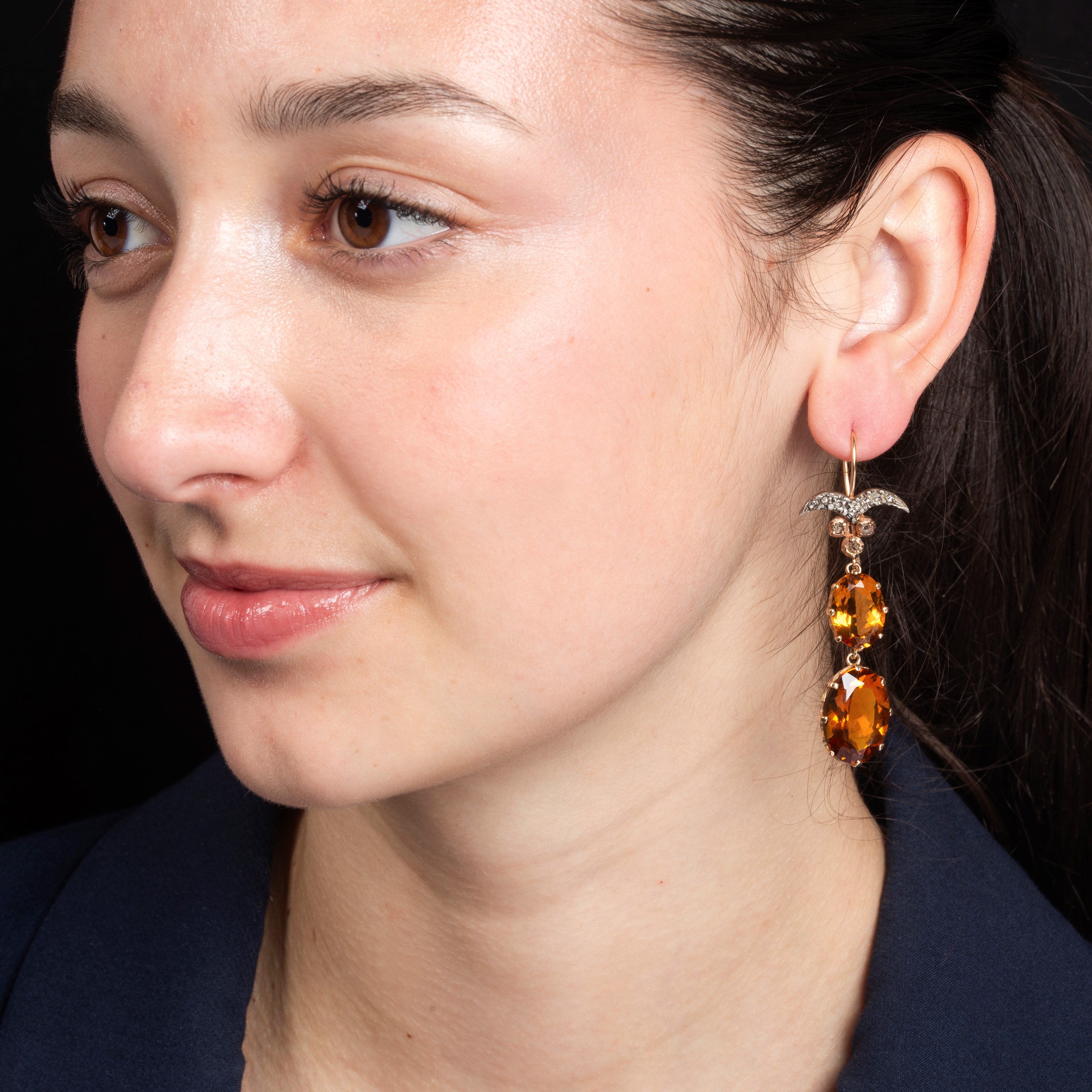 Orecchini pendenti in oro 14 kt, argento, diamanti e quarzo arancione