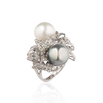 Grande anello floreale in oro bianco 18 kt con diamanti, perle australiane grigia e perla grigia ...