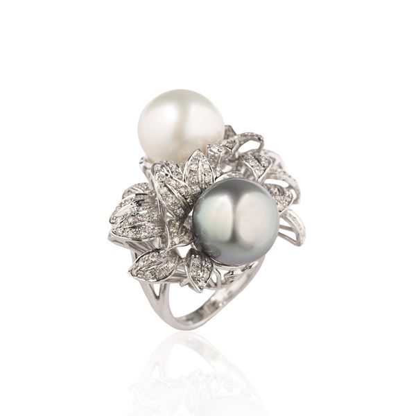 Large floral ring in 18 kt white gold, diamonds and two Australian pearls