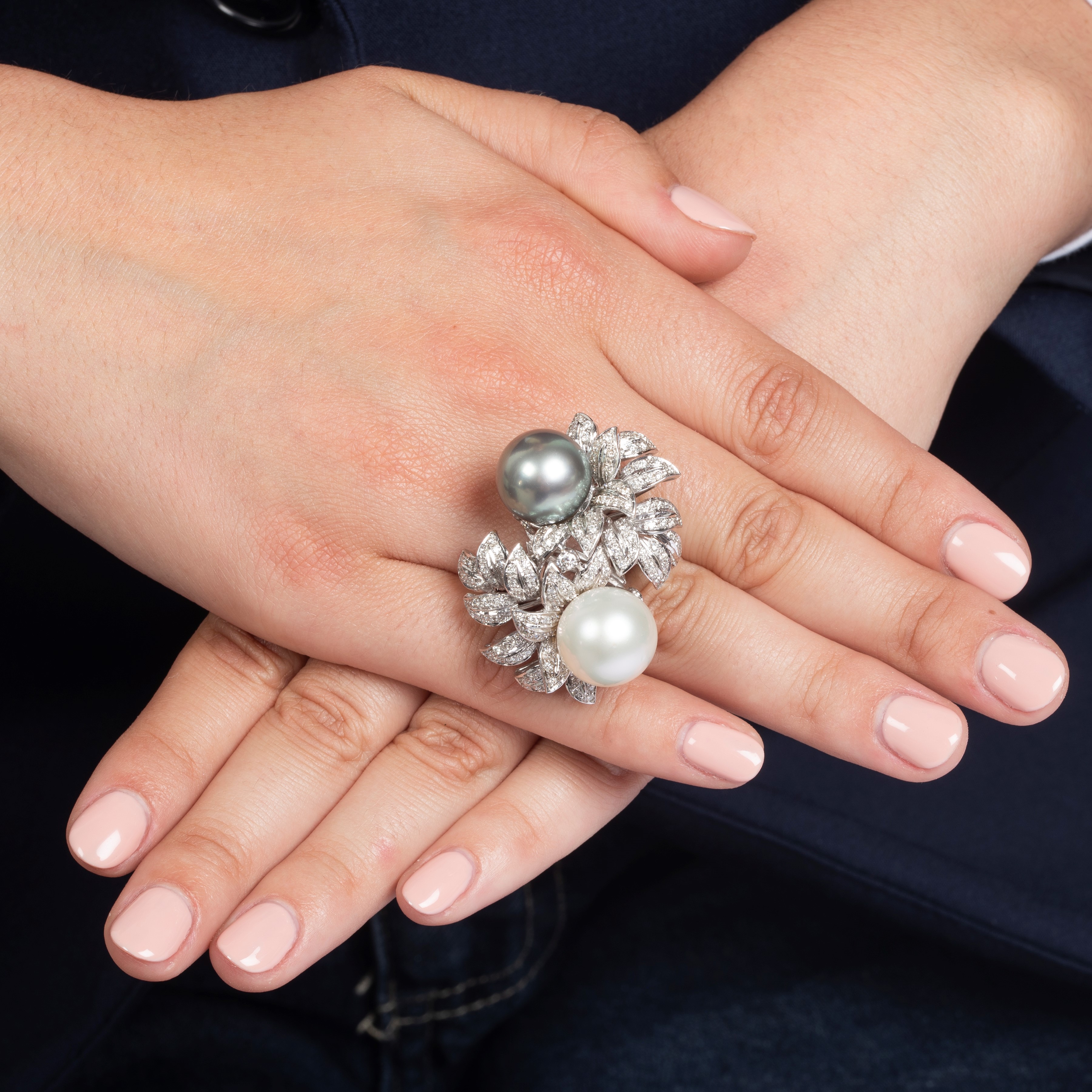 Grande anello floreale in oro bianco 18 kt con diamanti, perle australiane grigia e perla grigia ...