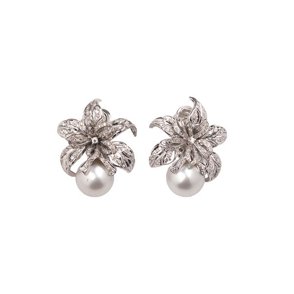 Pair of large earrings in 18 kt white gold, diamonds and Australian pearls